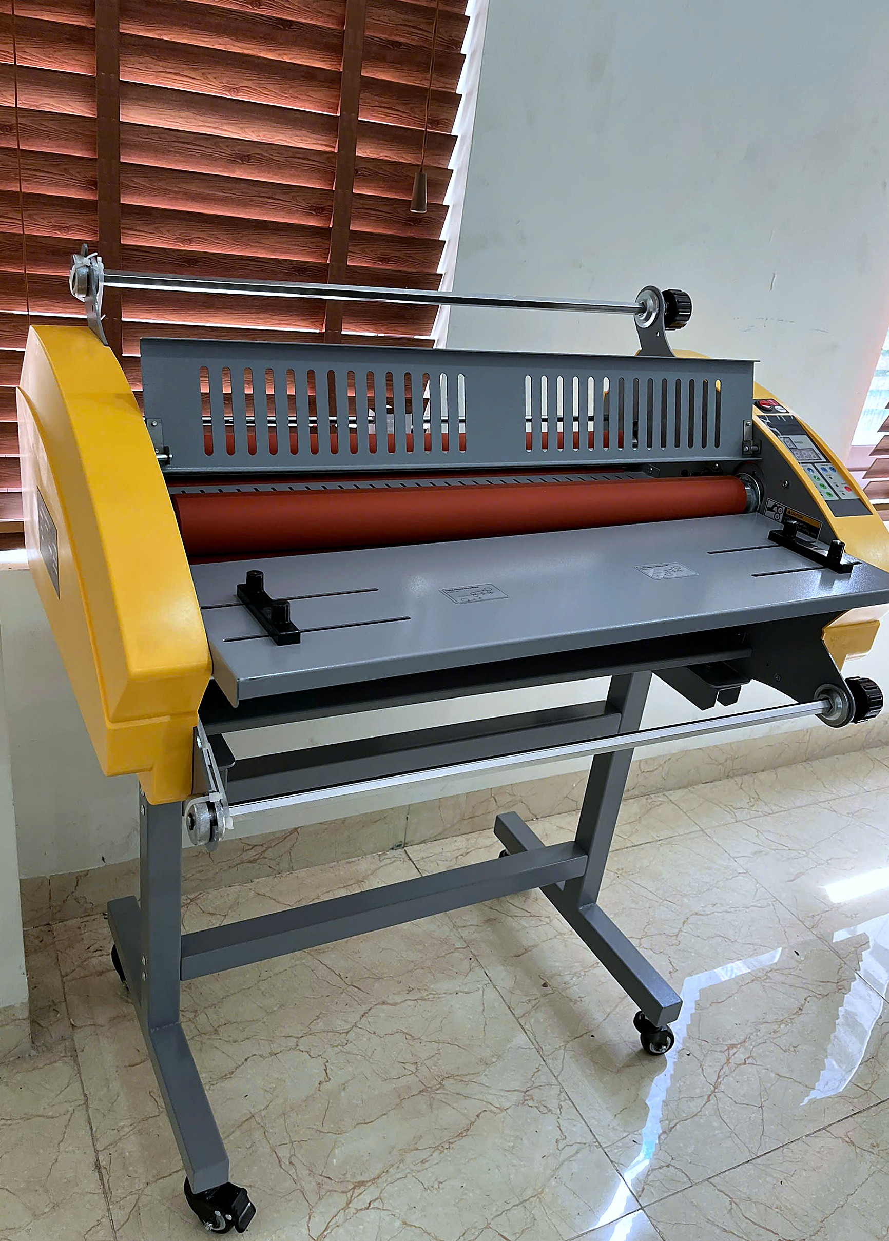 Máy cán màng mẫu khổ lớn tại bộ phận thiết kế